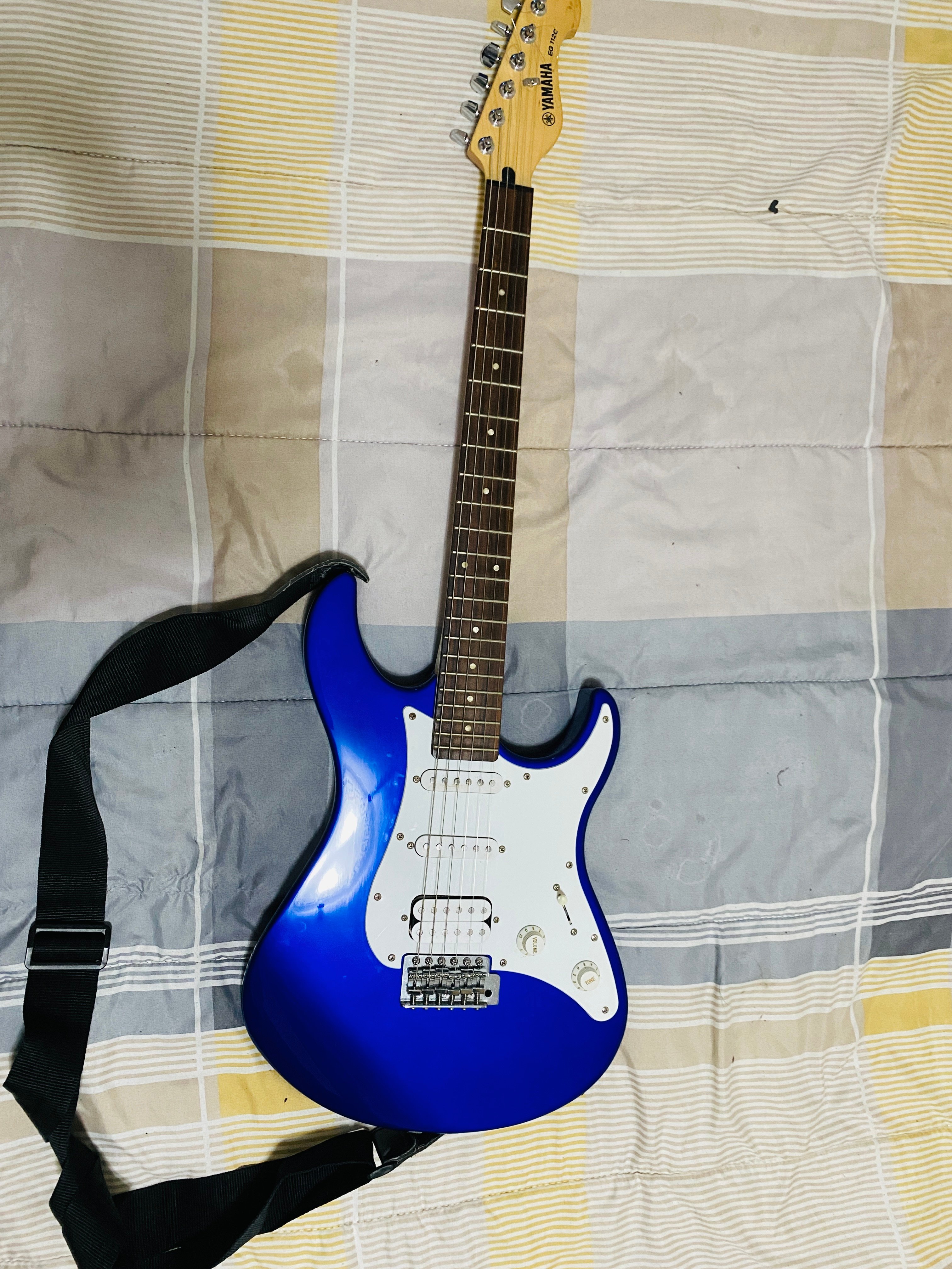 Yamaha Guitar, bag and with Boss ME8 guitar effect  - Image 2