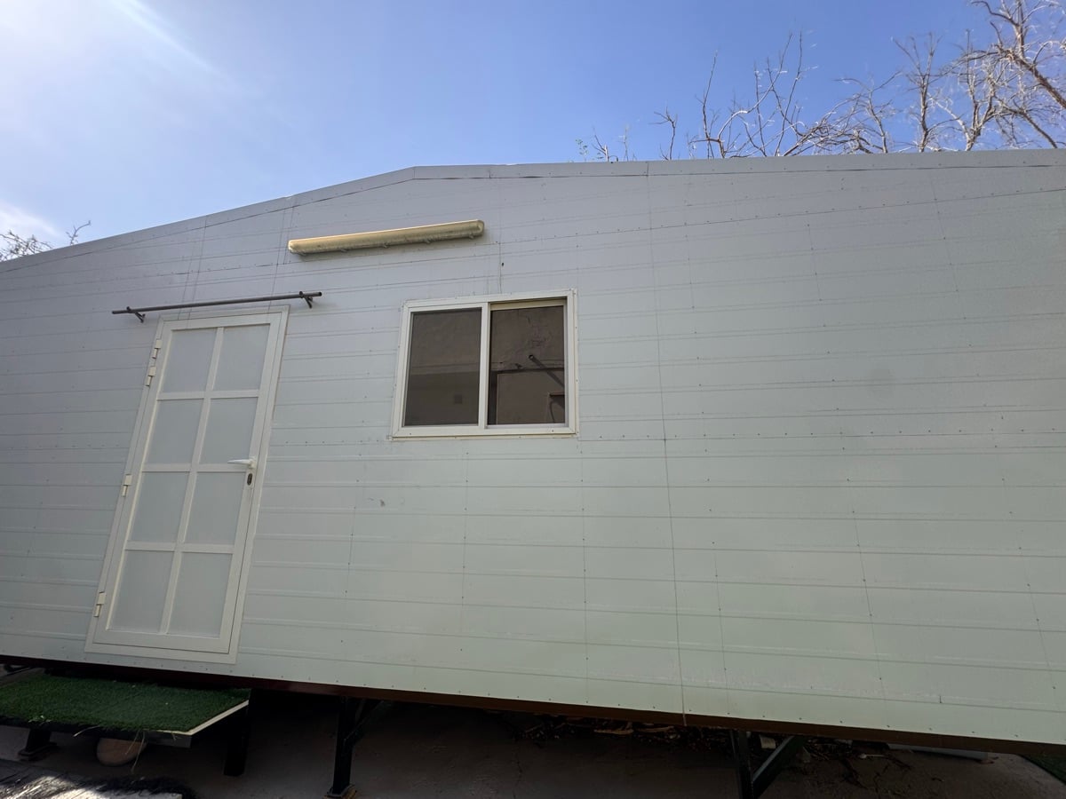 Large heat resistant portable cabin for urgent sale with reduced price in perfect condition. - Image 1