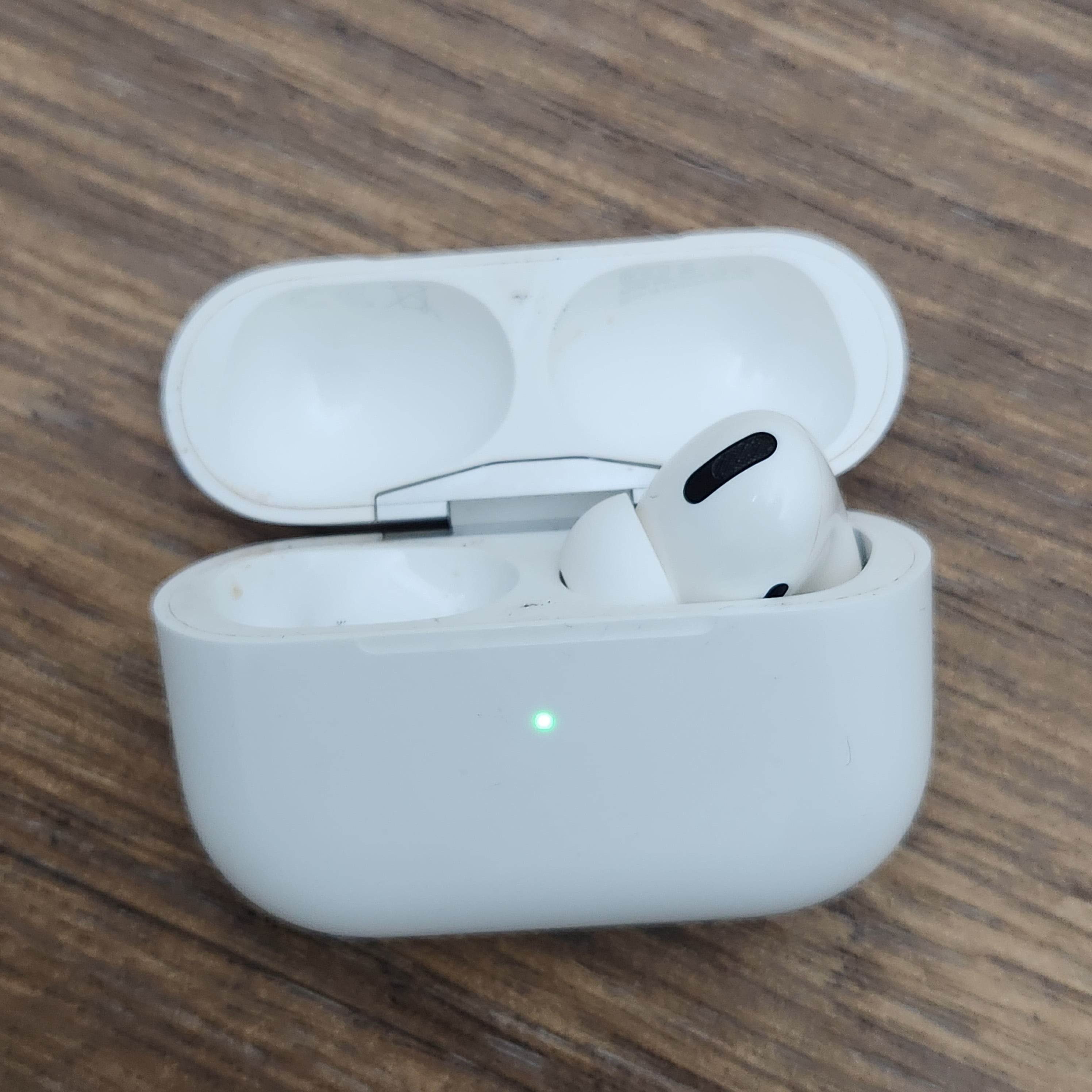 Airpod pro 1st generation Right buds - Image 1