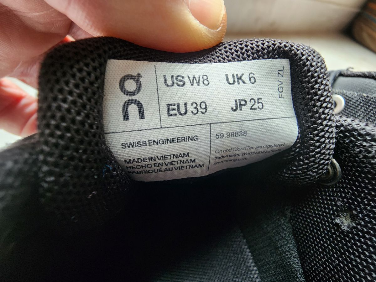 "On" boys trainers in good condition 450 QR - Image 4