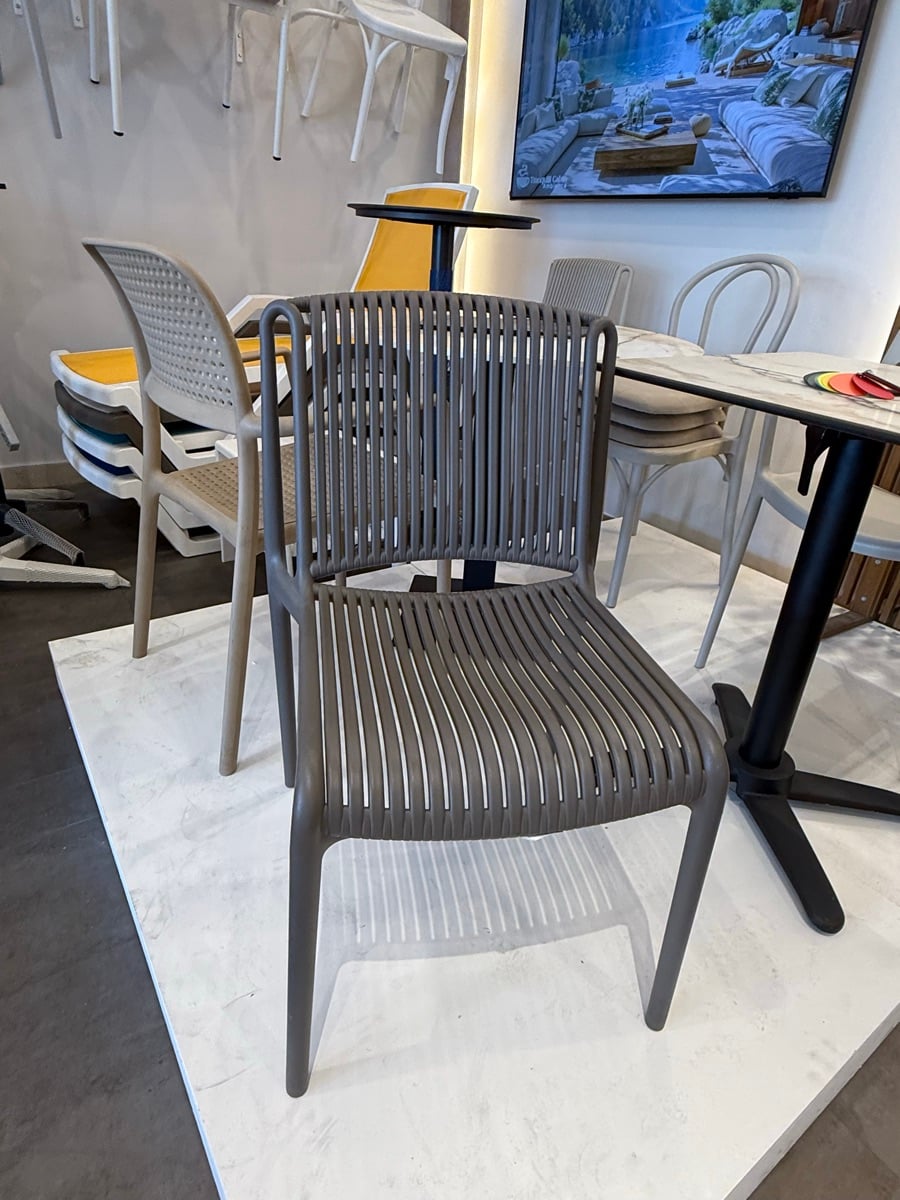 Cost price chair and sunbed and sofas - Image 12