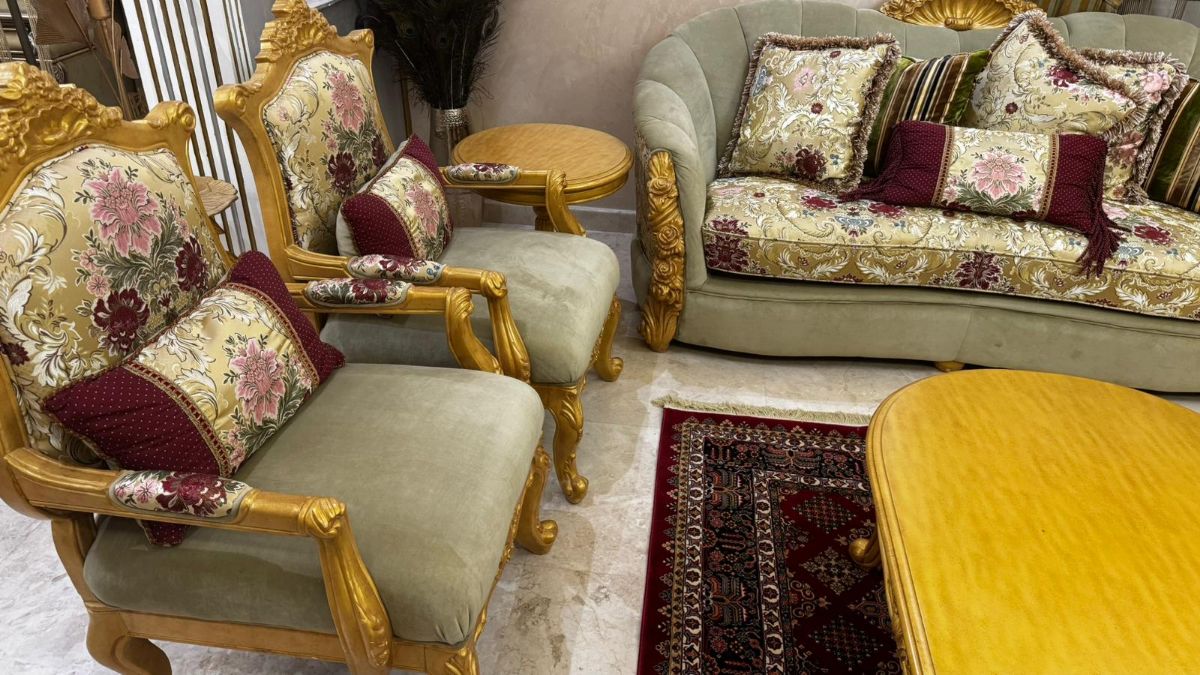 Sofas and chairs and tables - Image 8