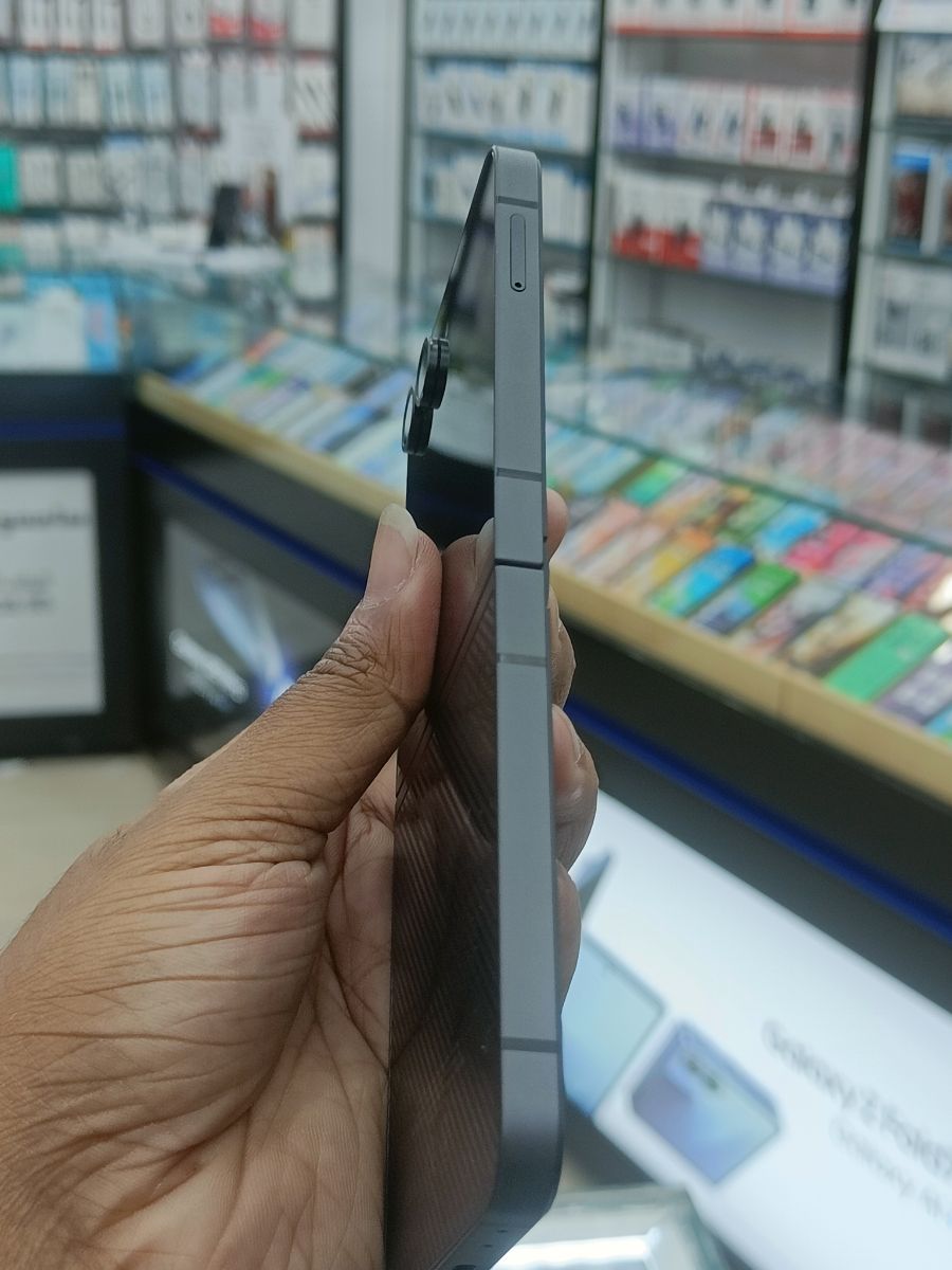 Samsung Galaxy Z Flip 6 - Image 3