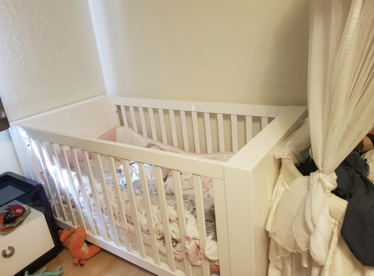 Luxury Cot in Gloss White - Image 1