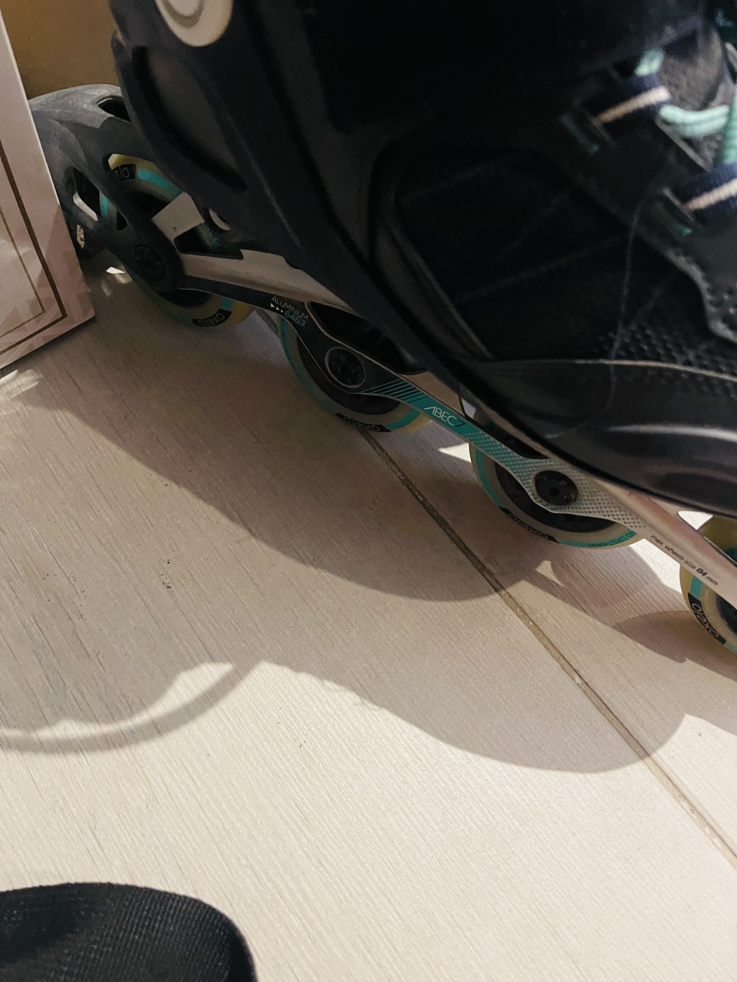 Roller skates and board - Image 3