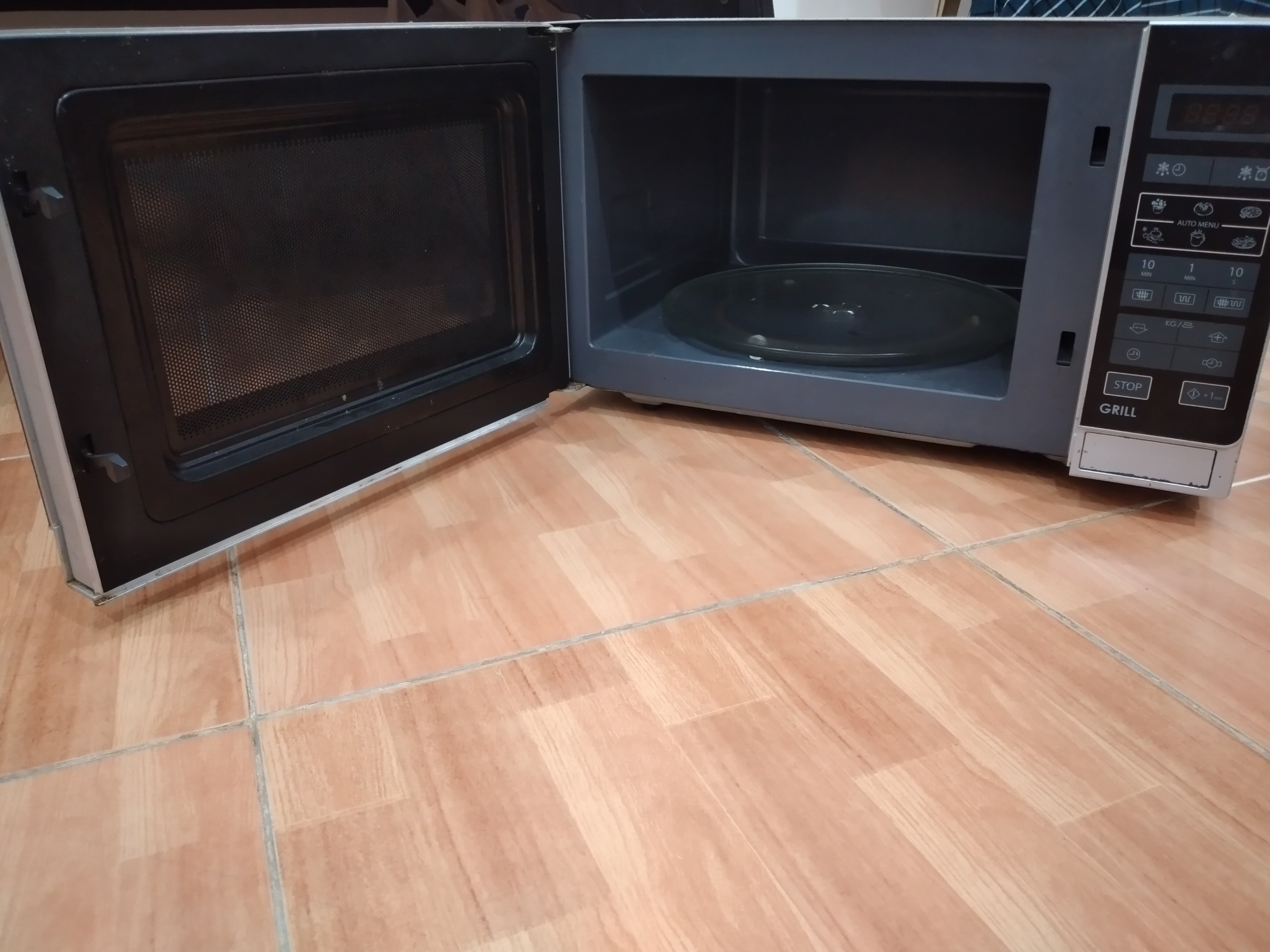 Sharp microwave oven for sale - Image 2