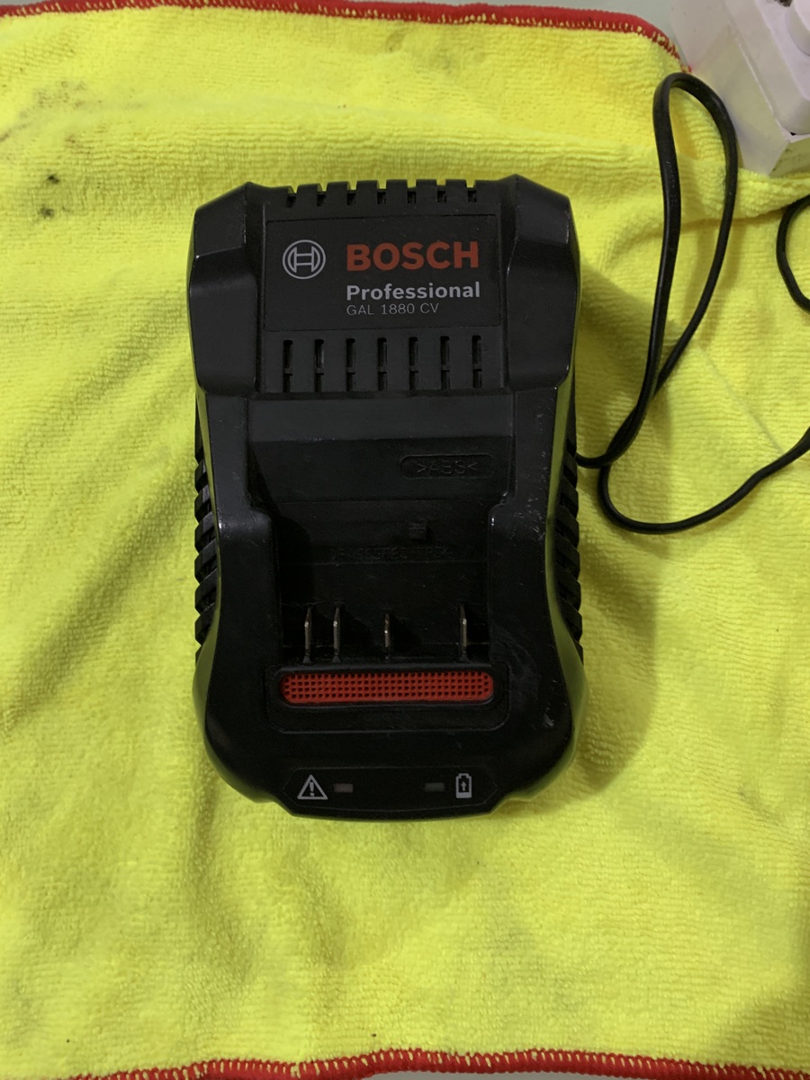 BOSCH BATTERY CHARGER - Image 2