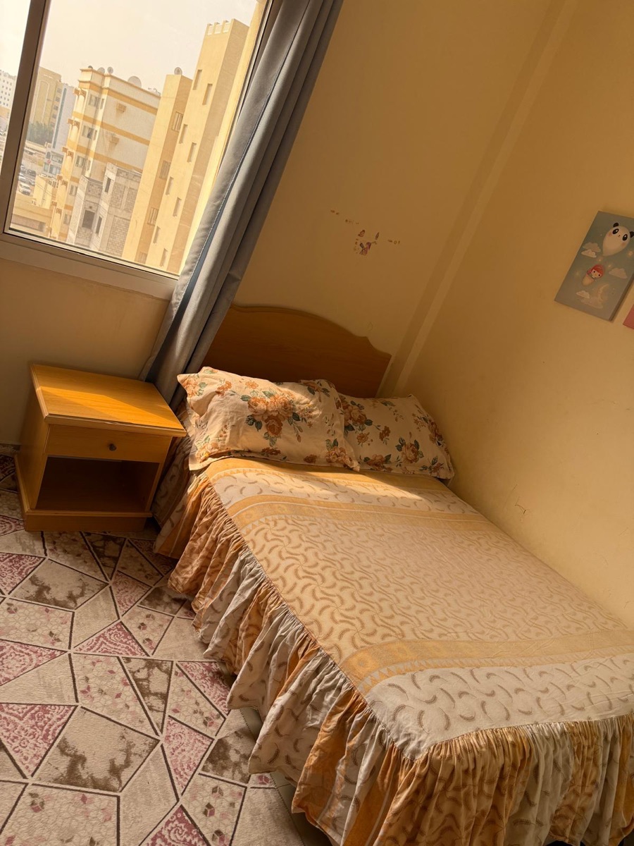 Bed with Mattress, Nightstand & Dresser – For Sale! للبيع: سرير مع مرتبة، كومودينو وتسريحة - Image 2