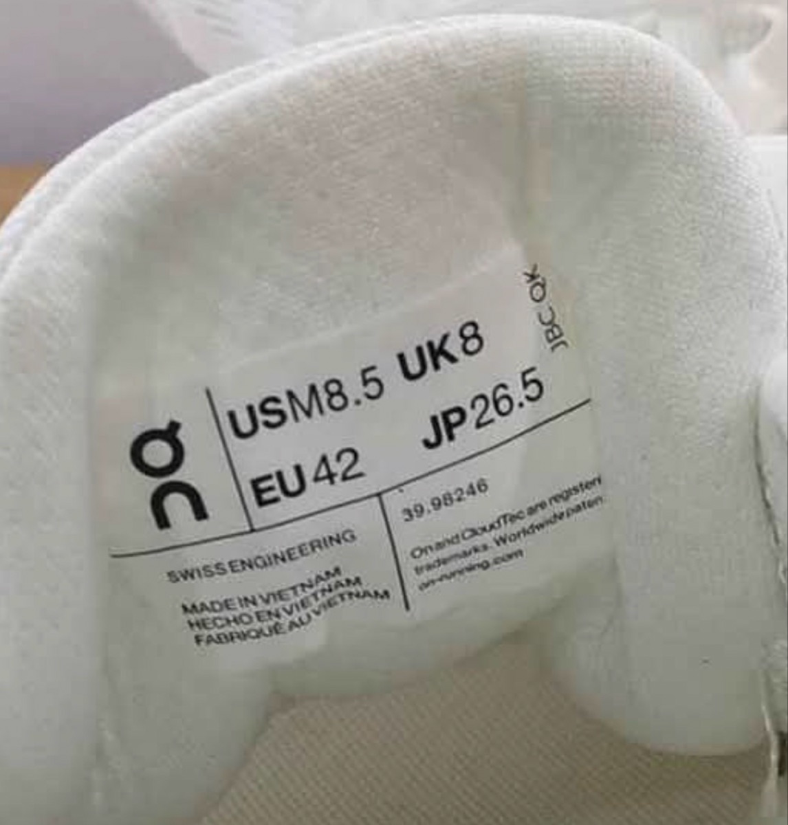 ON RUNNER BRAND NEW SIZE 42 - Image 5