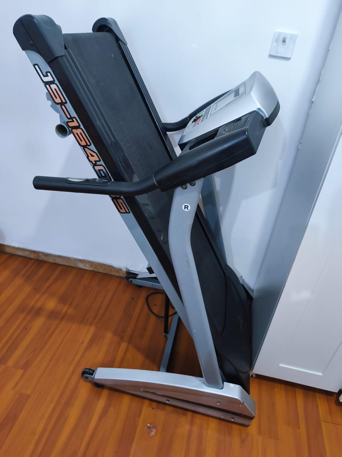 Treadmill with maximum weight capacity. Almost new. Foldable, speed up to 15km/hr.  - Image 4