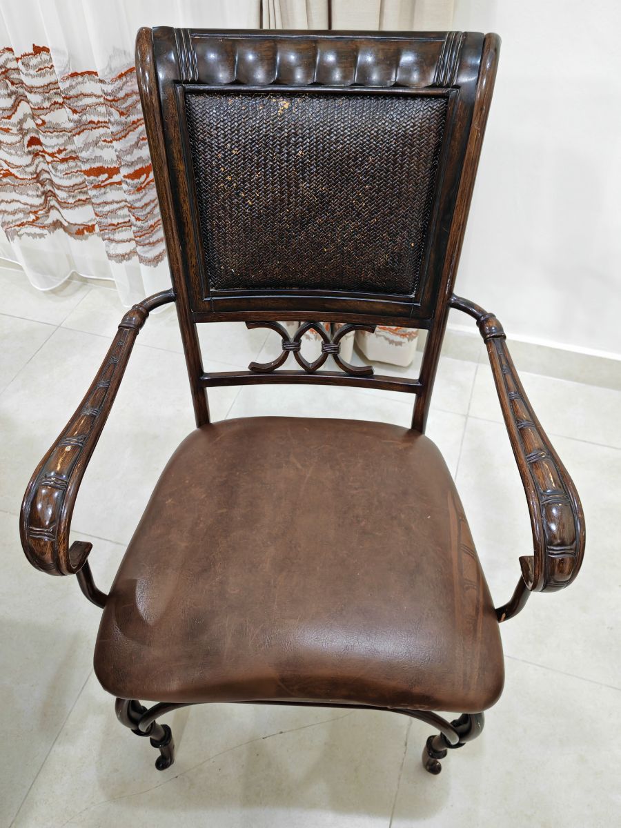 Dining table round  with 4 chairs - 1500 QAR( special design piece), top glass ,special wood & strong steel frame - Image 5