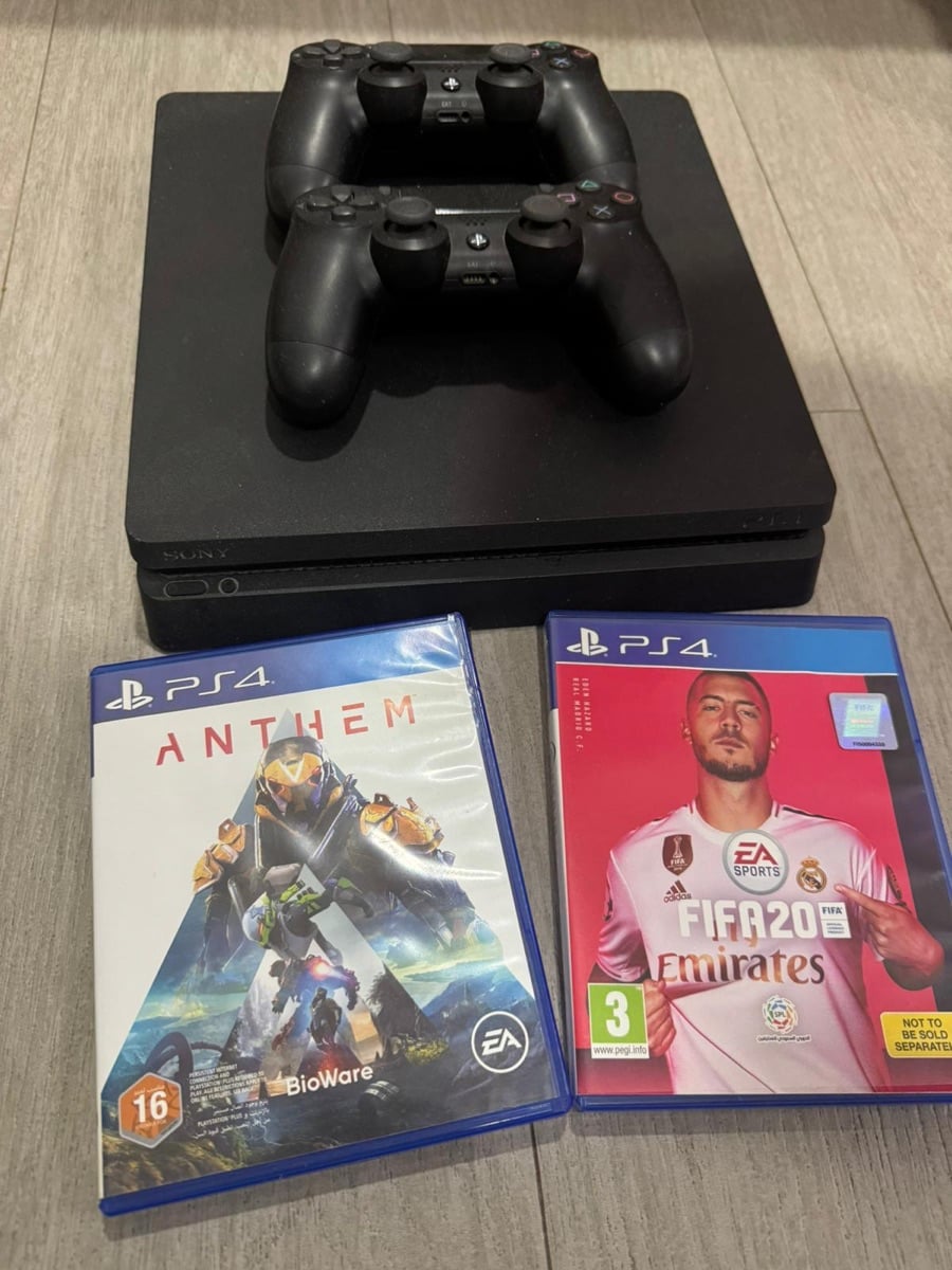 Rarely Used PS4 Console + 2 Controller + 3 game CD - Image 2