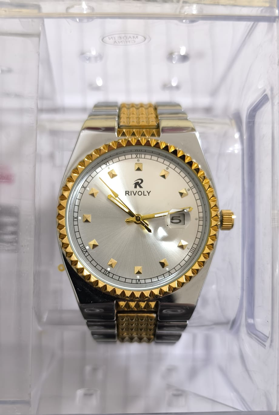 Men watch and women watch  - Image 8