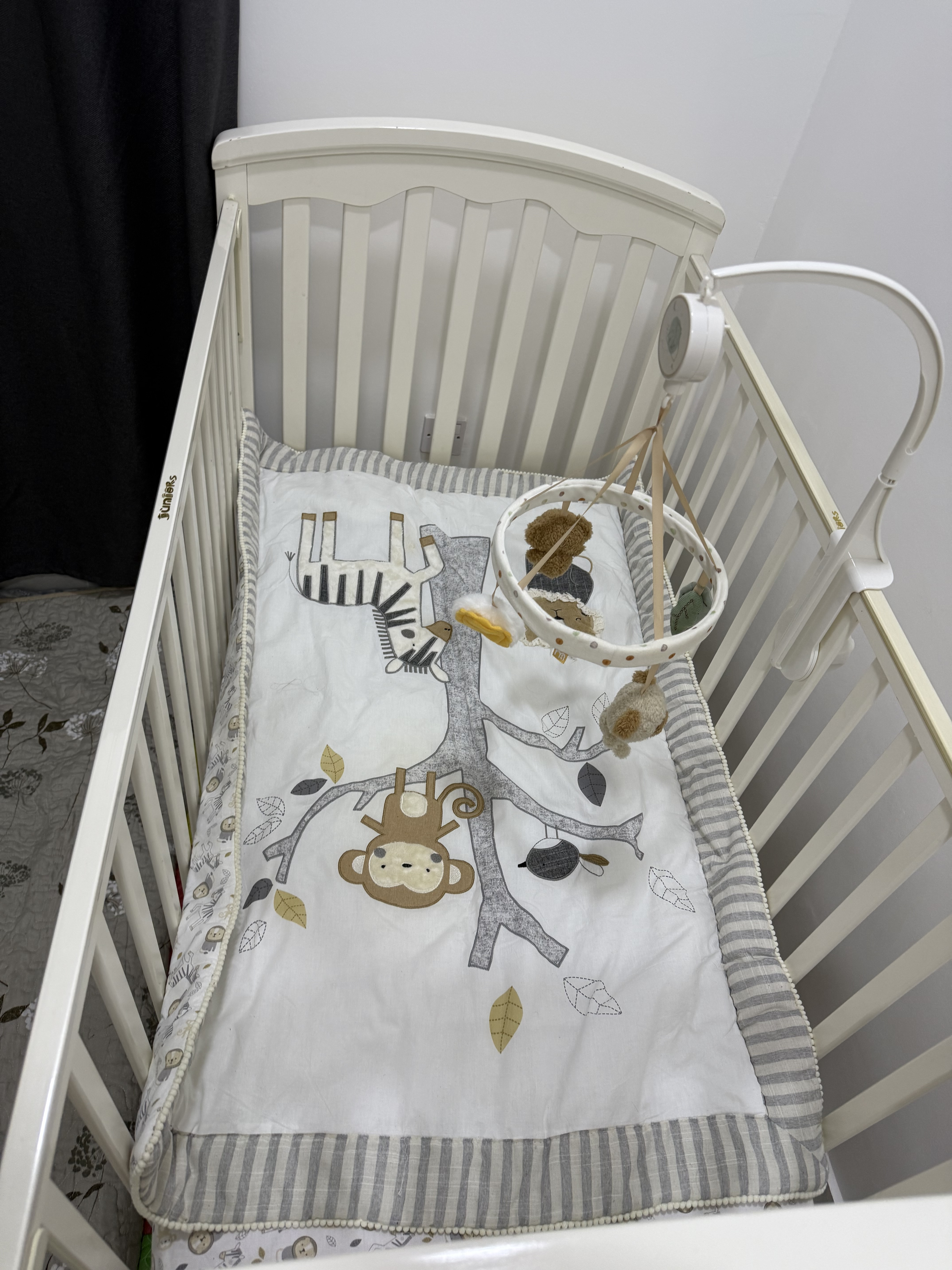 Juniors Magaret Wooden Adjustable Height Crib - Image 4