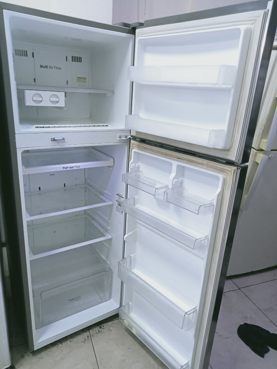 LG refrigerator available for sale - Image 2