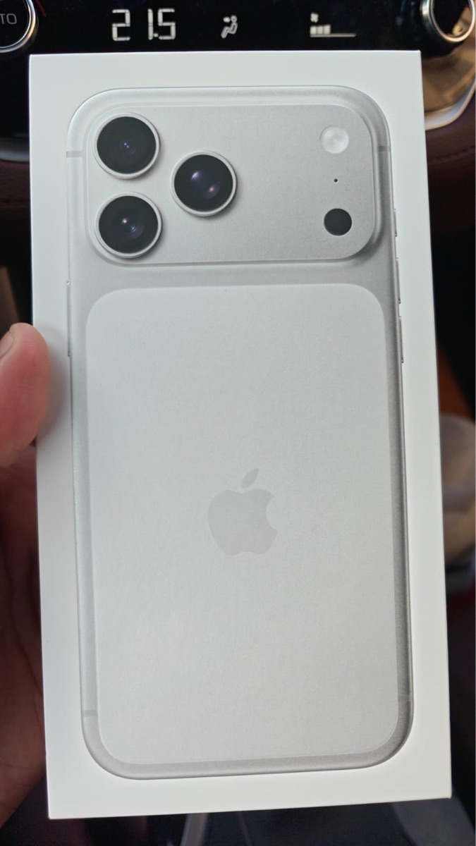 IPhone 17 Pro Max 256 gb Silver Arabic Version - Image 1