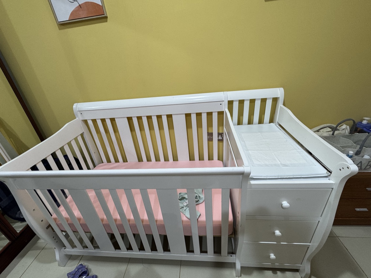 Giggles Baby Cot with changing table - Image 2