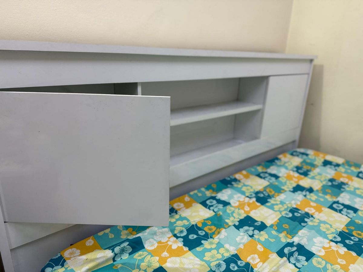 King size bed with mattres - Image 3