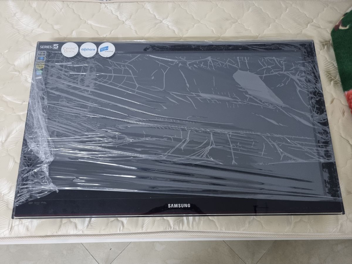 43" Samsung LCD TV - Image 4