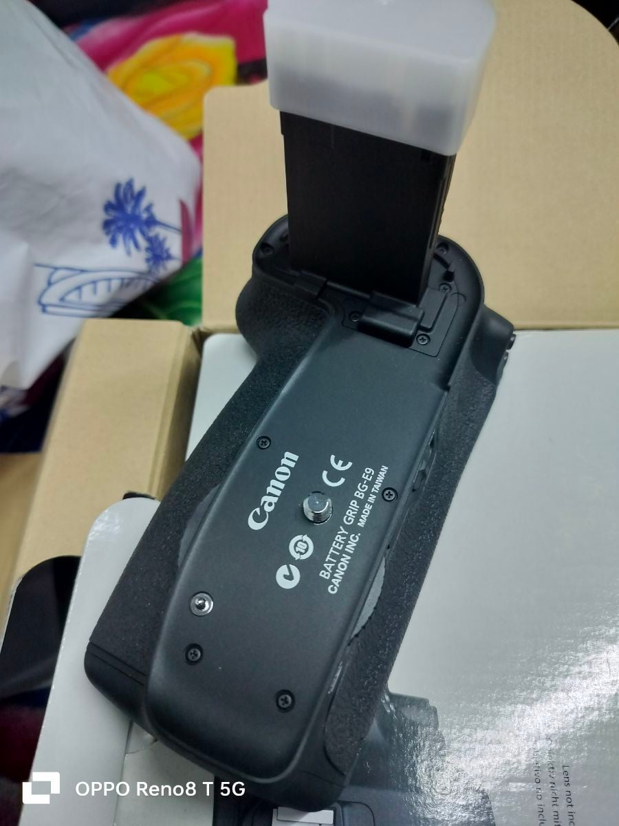 Canon battery grip for sell new brand - Image 1