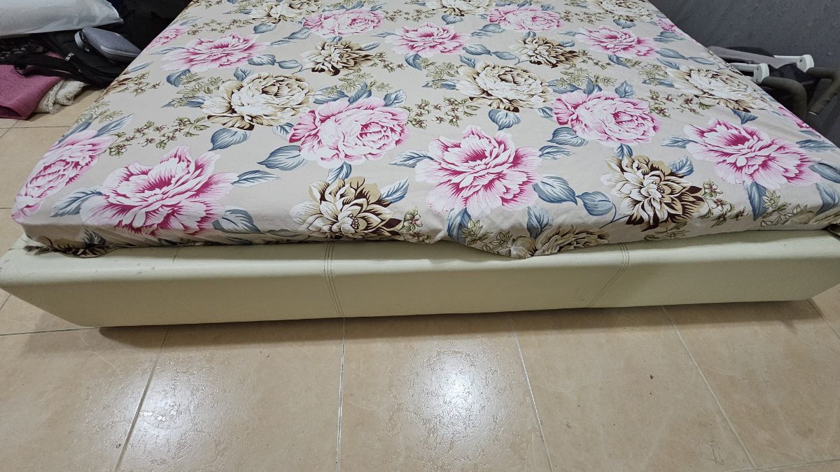 Bed with mattress - Image 3