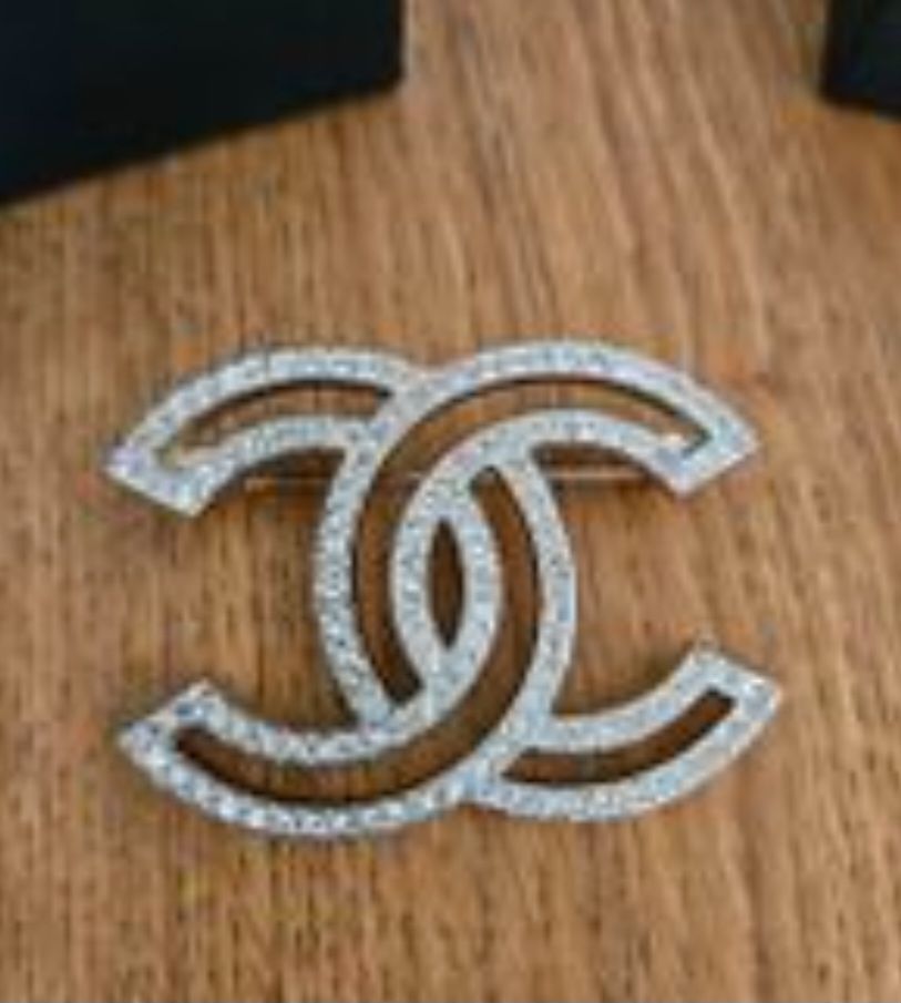 Brooches - Image 6