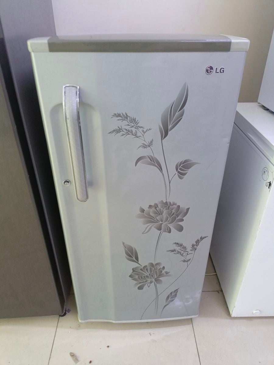 Lg refrigerator - Image 1