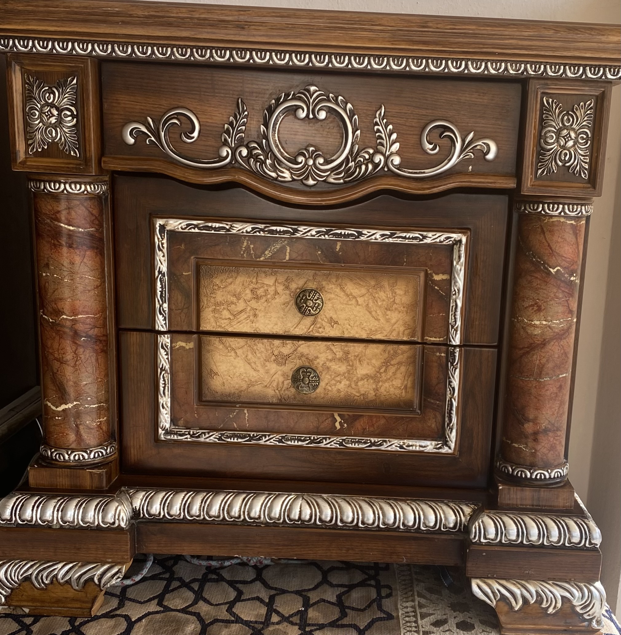 Set Vantage baroque dresser and side table ? - Image 5
