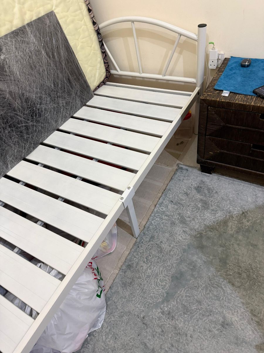 Bed and mattress - Image 5