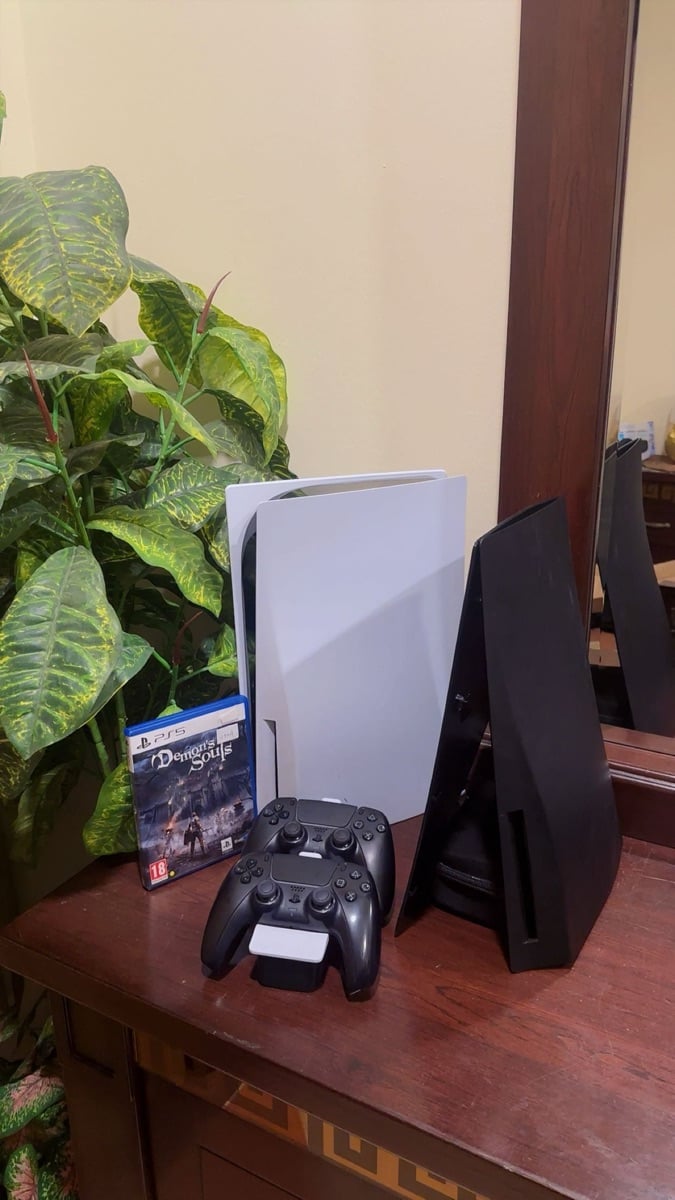 Ps5 with everything u need - Image 2