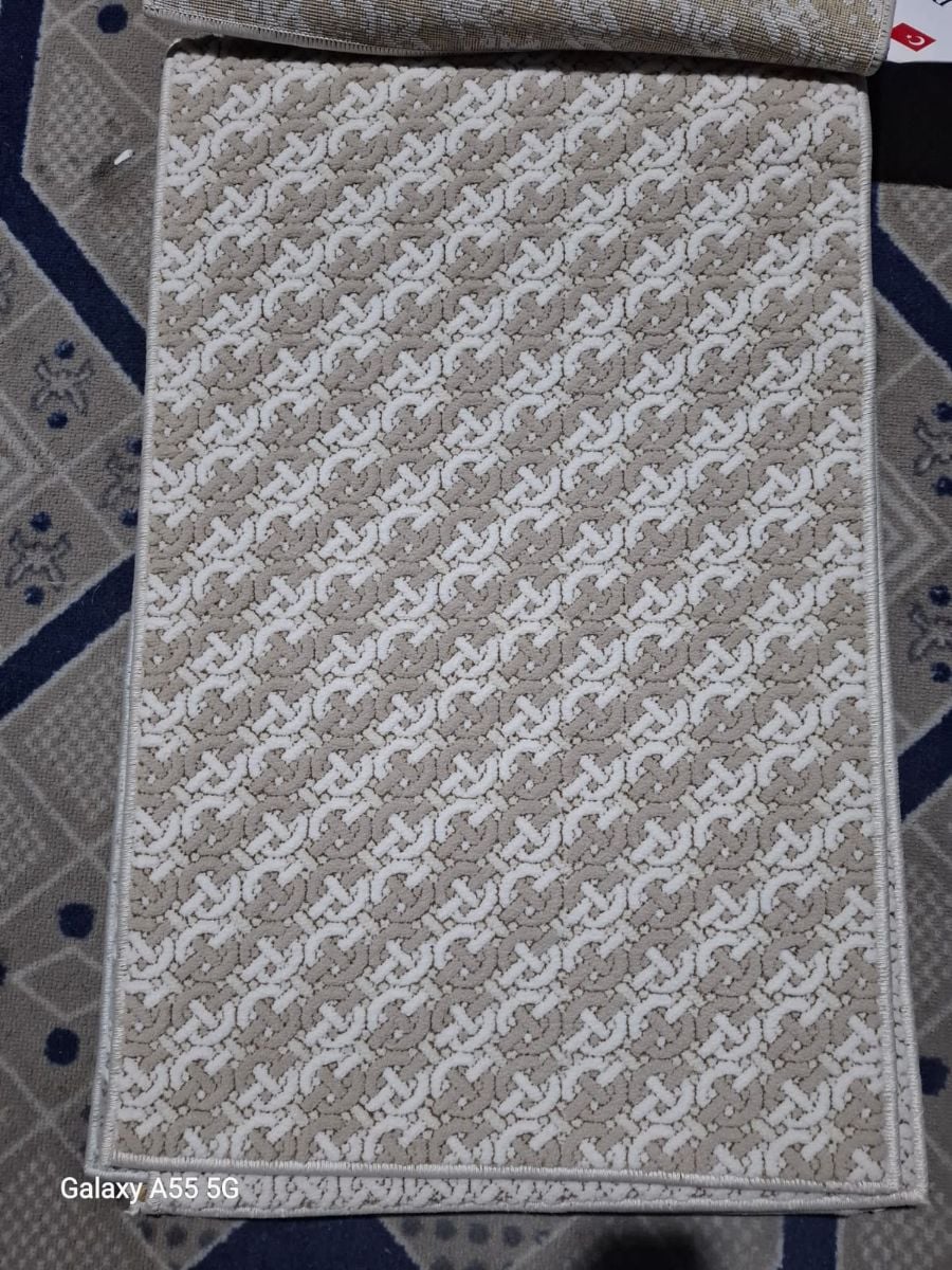 Good quality thick carpet - Image 1