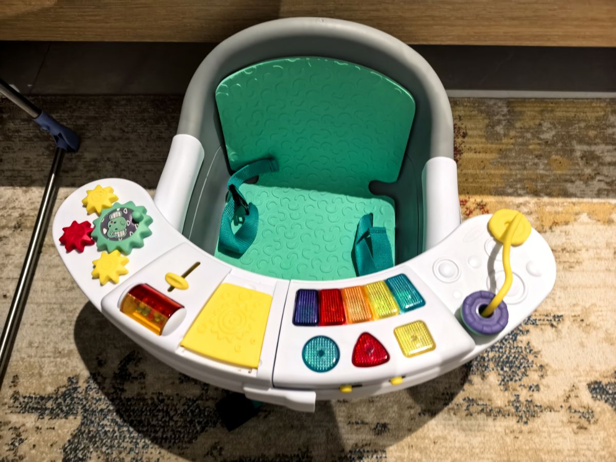 Infantino baby seat and music - Image 1