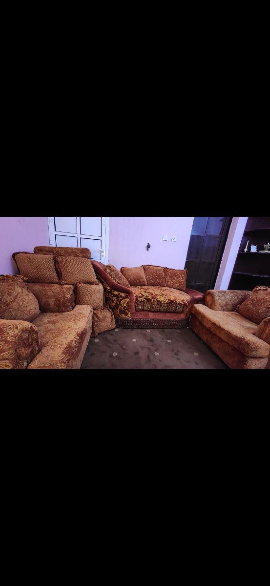 طقم أرائك مكون من 3 قطع للبيع – 2 أرائك مفردة + مقعد نافذة - Image 1