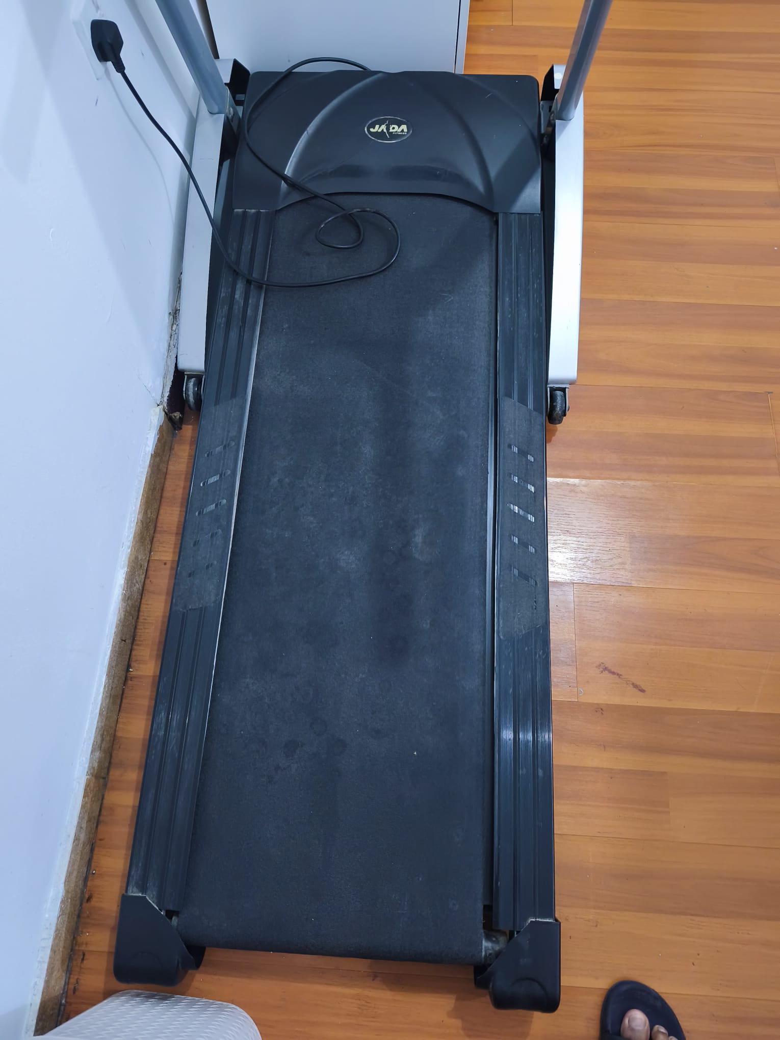 Treadmill with maximum weight capacity. Almost new. Foldable, speed up to 15km/hr. - Image 1