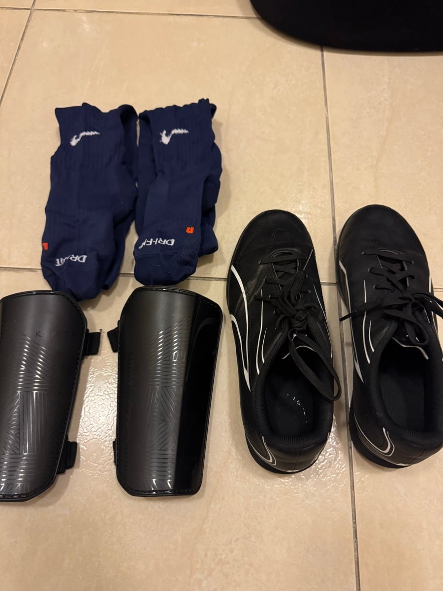 Football shoes and thin pads - Image 4
