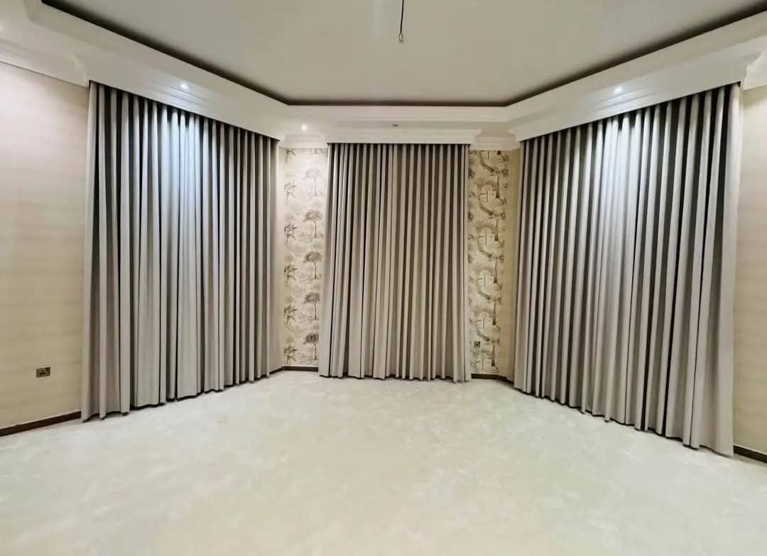 Curtain - Image 2
