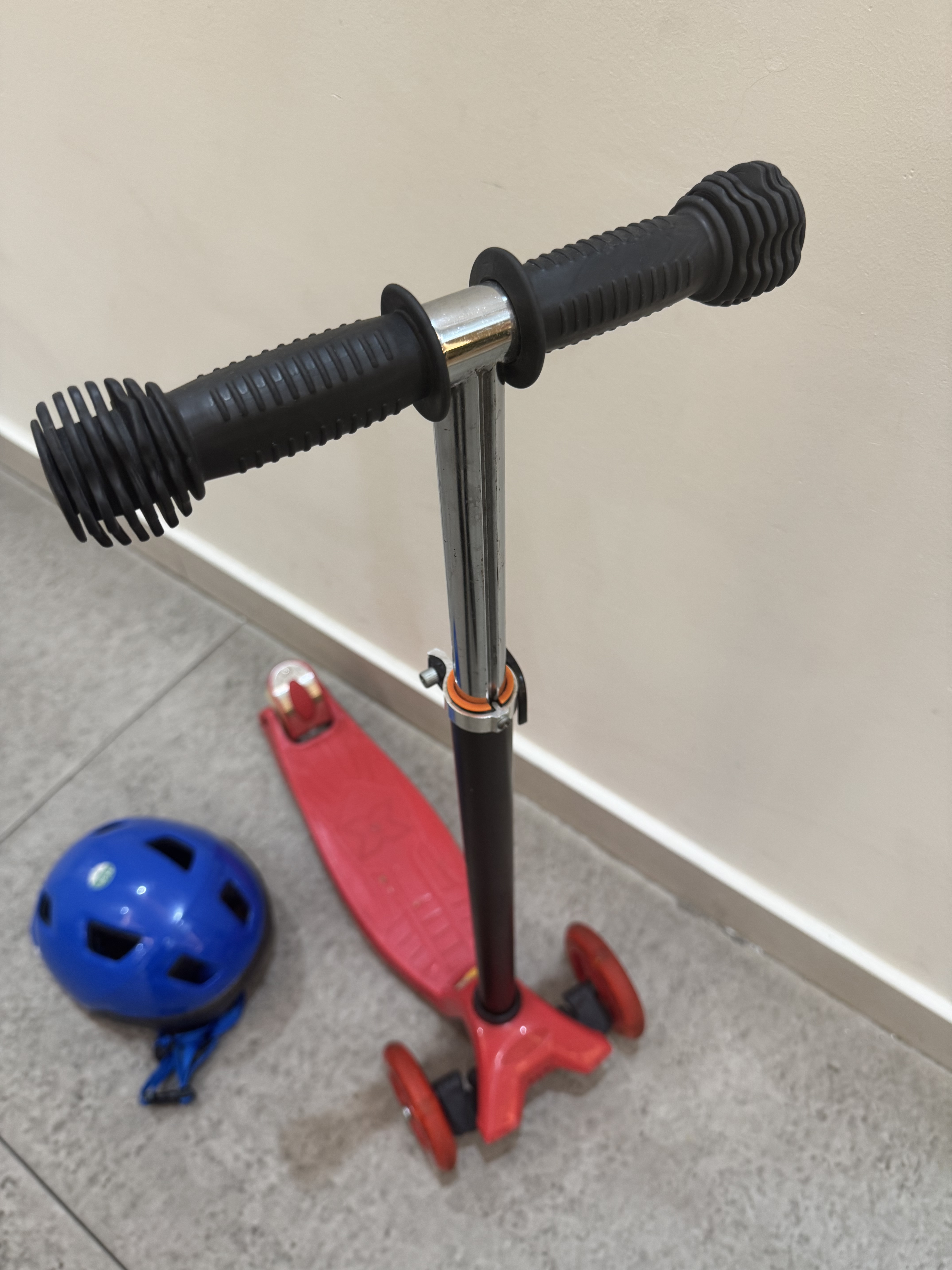 Scooter & helmet  - Image 5