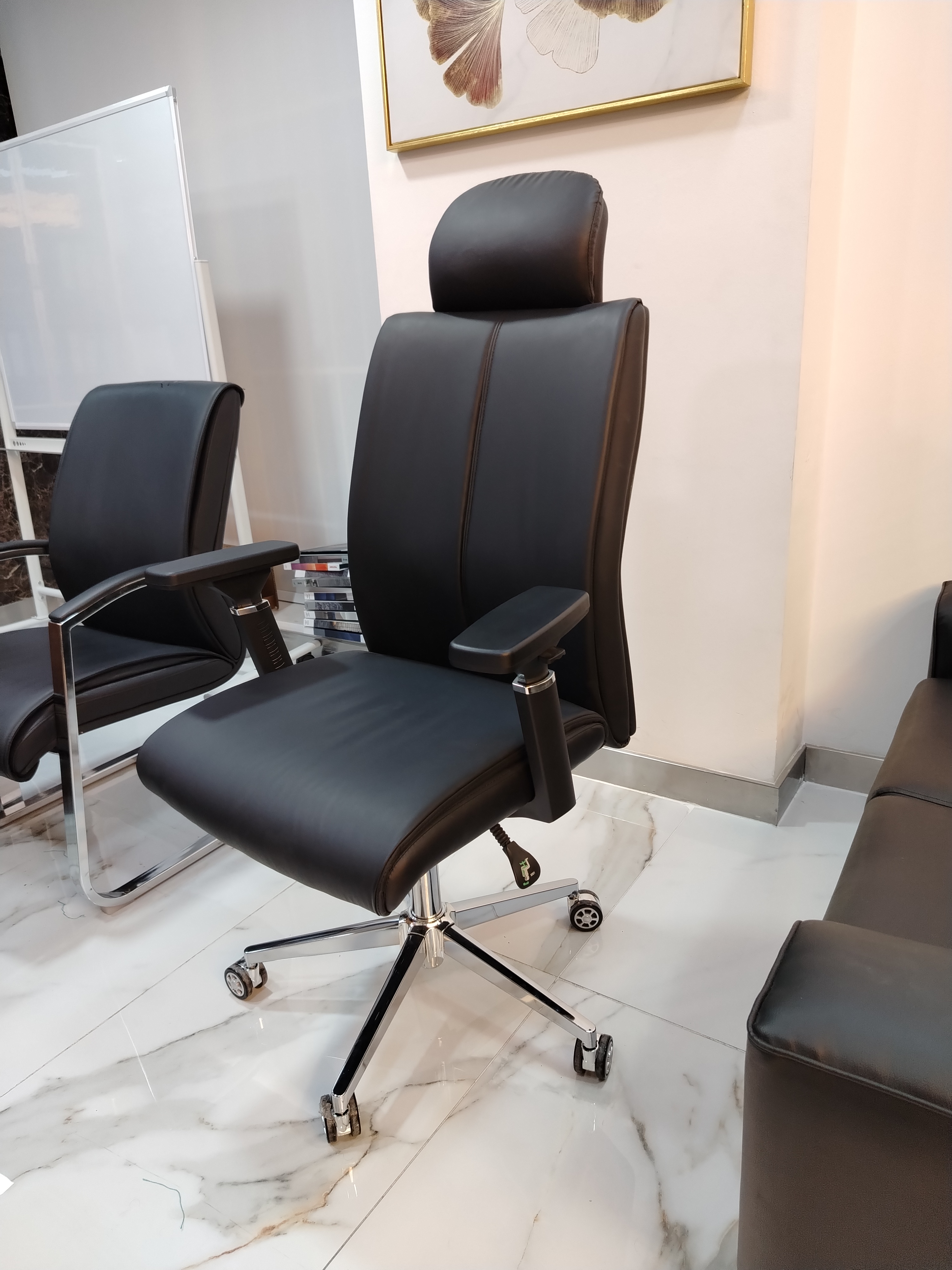 COMFORTABLE EXECUTIVE CHAIR SALE - Image 1
