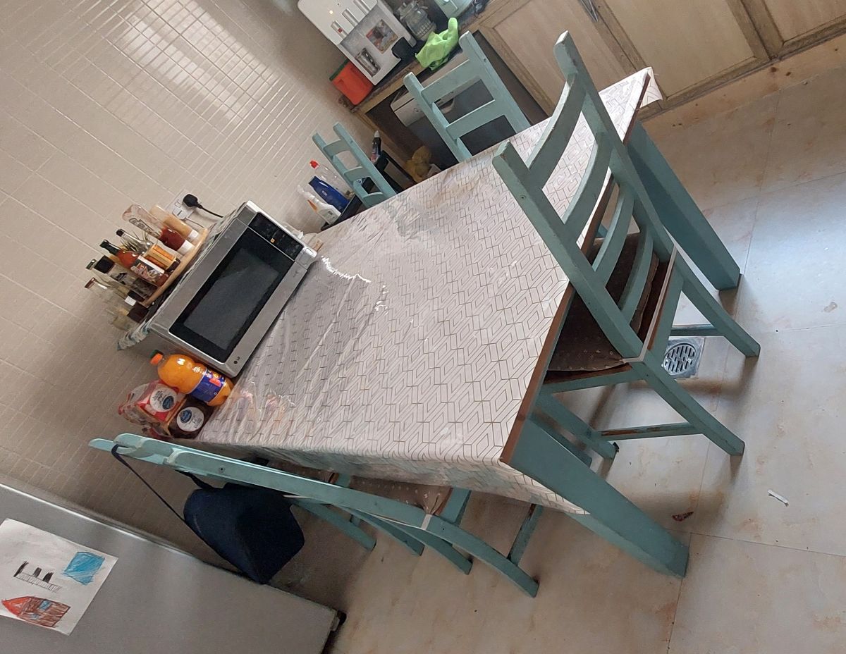 Dining table for sale - Image 2