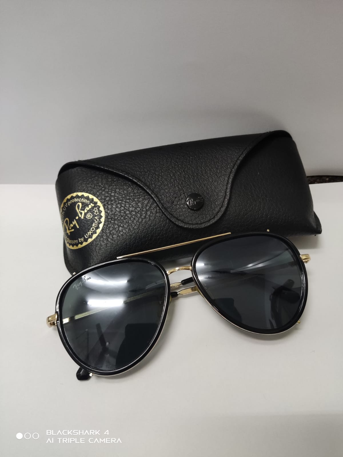 Men watch and women watch  - Image 12