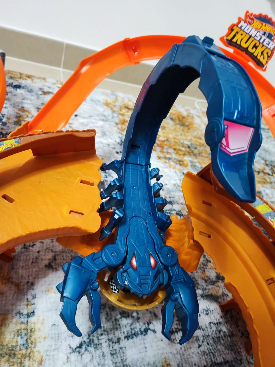 Hot Wheels Bundle - circuits, trucks & track! - Image 8