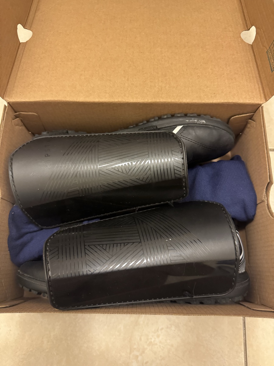 Football shoes and thin pads - Image 2