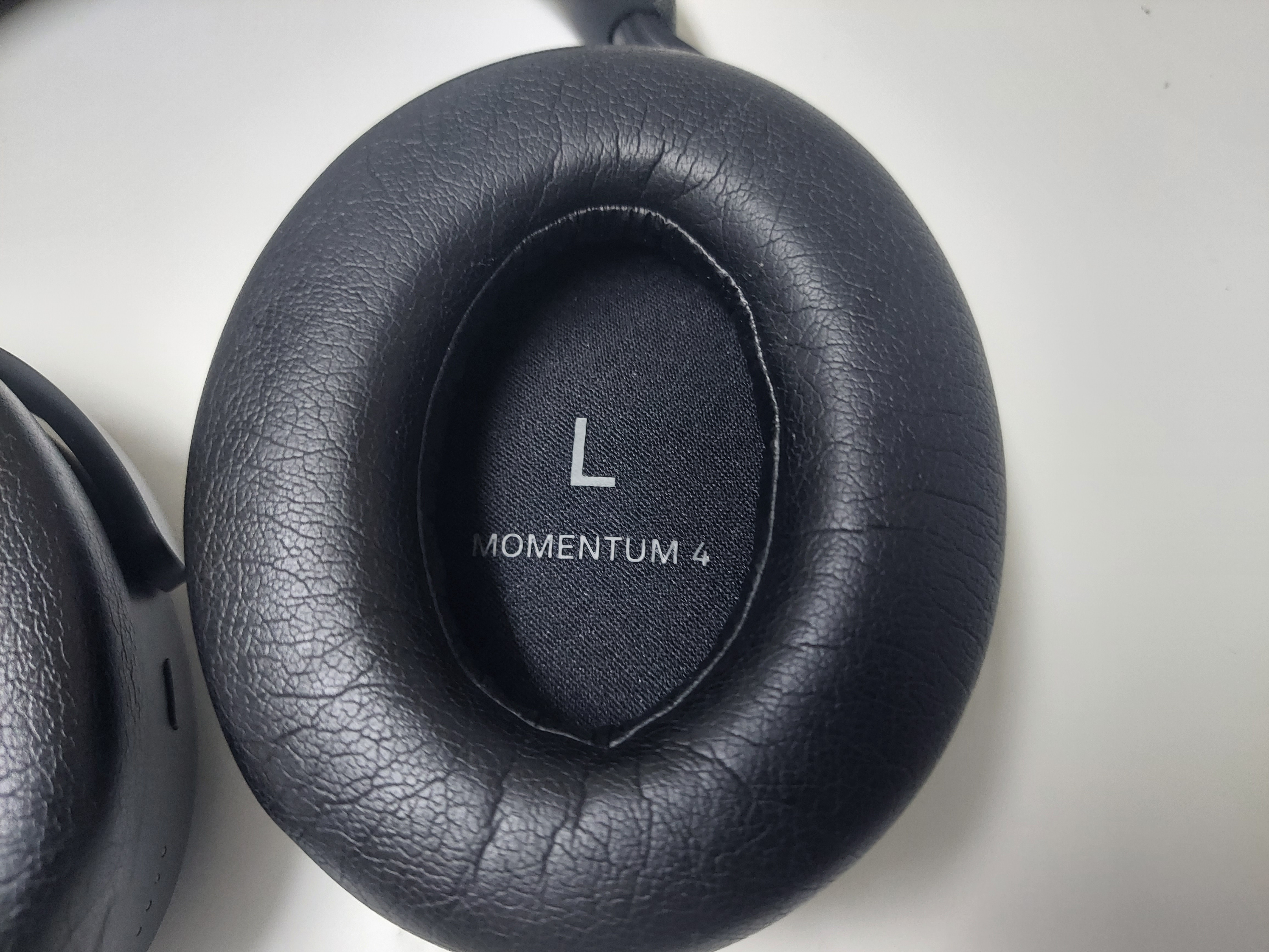 used original Sennheiser Momentum 4 - Image 4