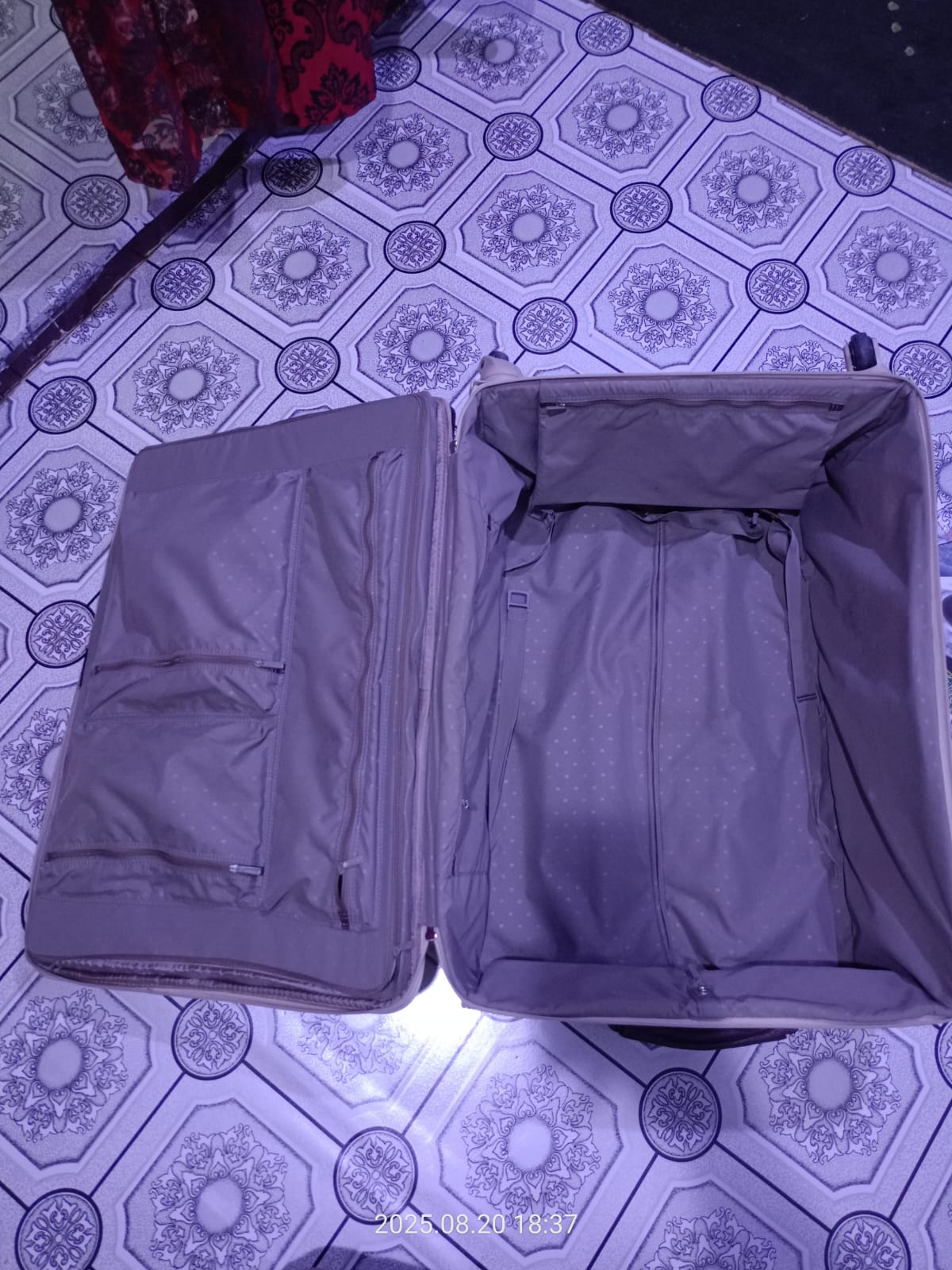 branded Lugguage Bags,Ceiling fan,dining table, - Image 5