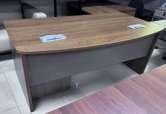Model:- 23FD0586 Manager office desk , size: 140X90X75 cm with side desk size 80x40x75cm . 3D Mobile drawers .. - Image 1
