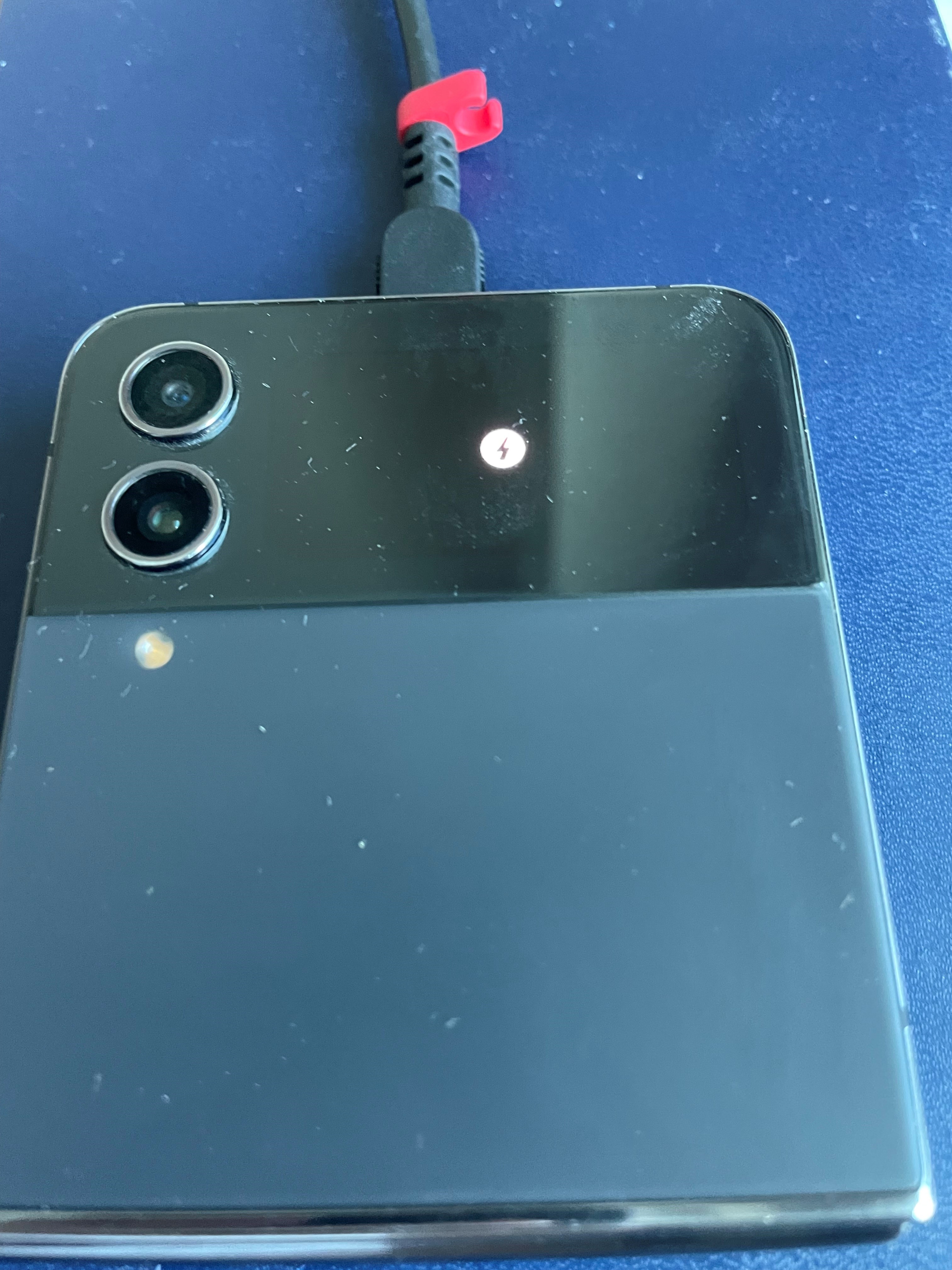 Samsung Galaxy Z Flip 4 - Image 1
