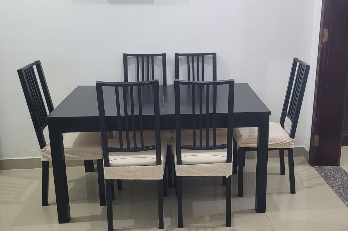 Dining table and chairs - Image 1