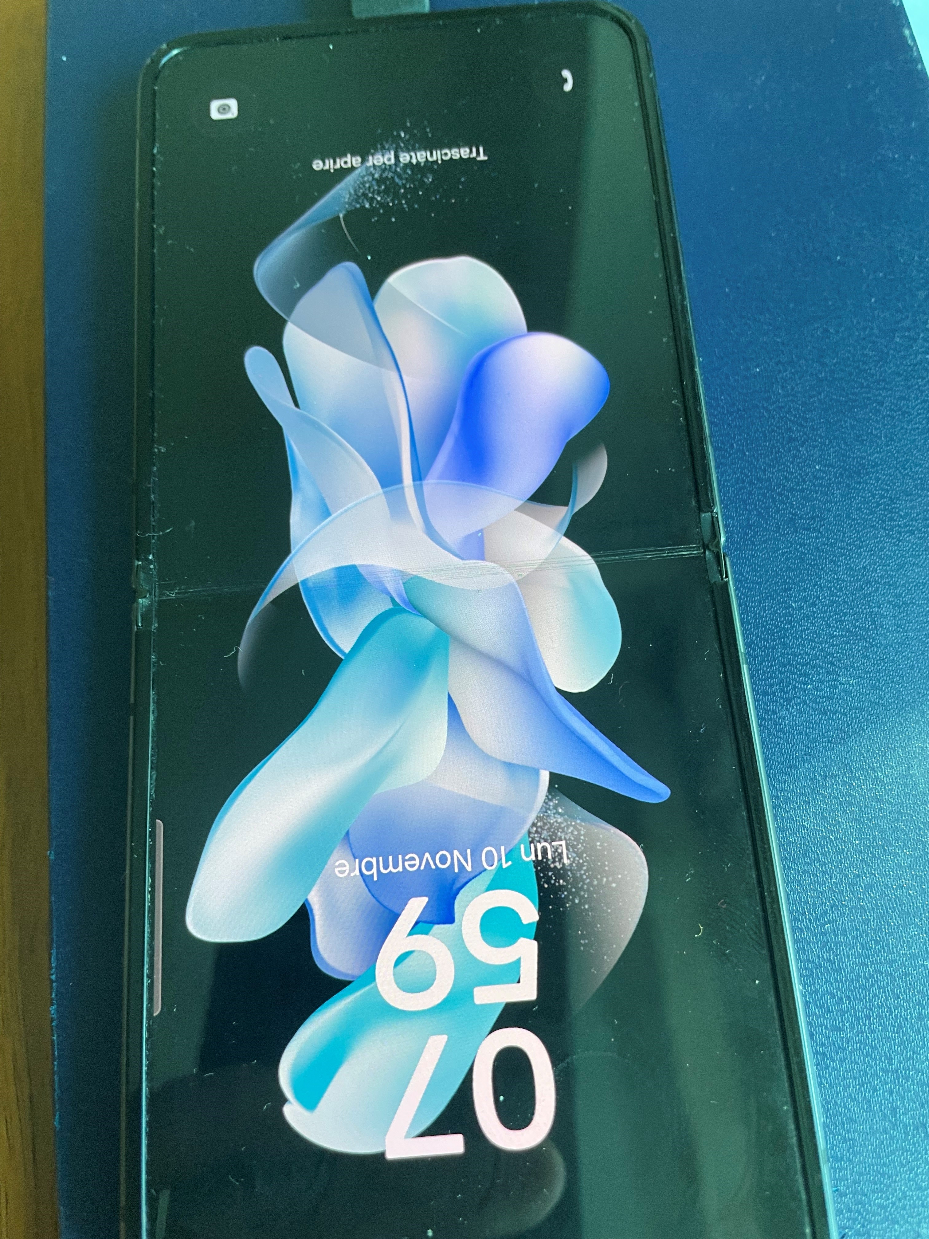 Samsung Galaxy Z Flip 4 - Image 4
