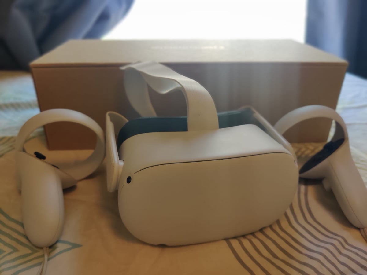 Meta Quest 2 VR For Sale - Image 4