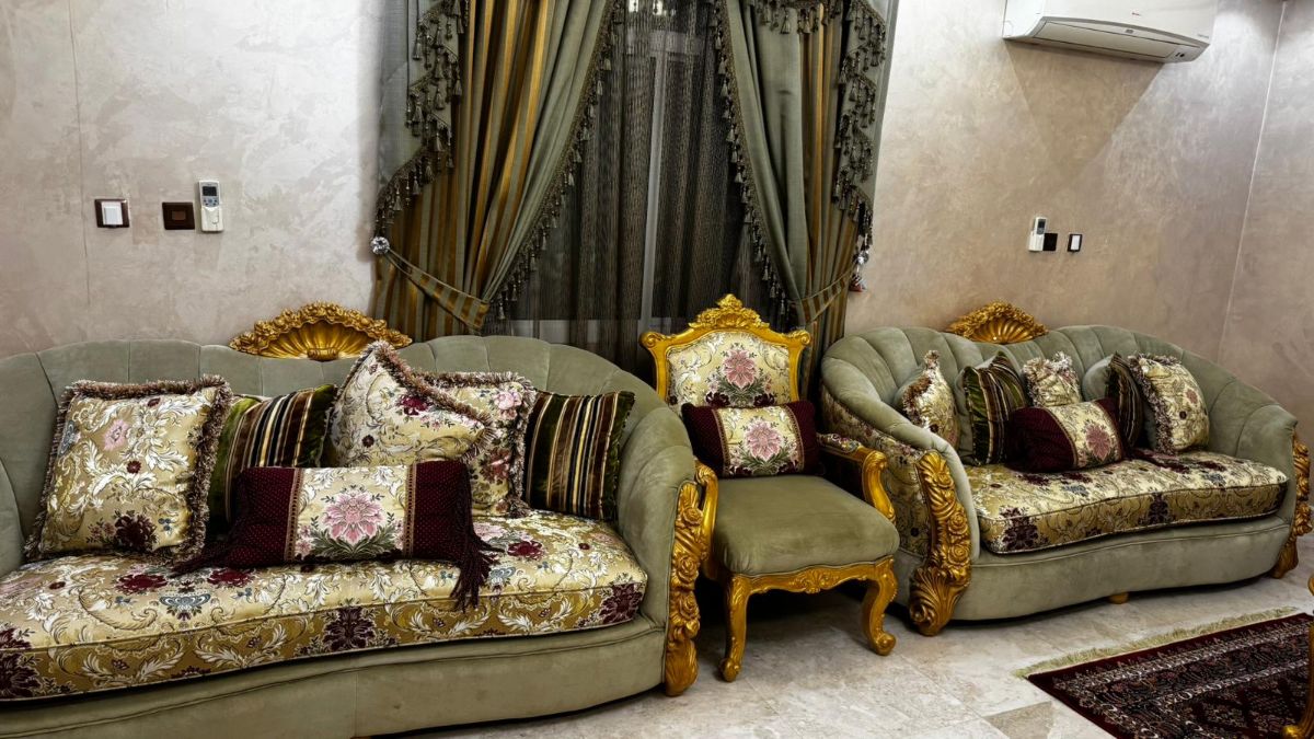 Sofas and chairs and tables - Image 9